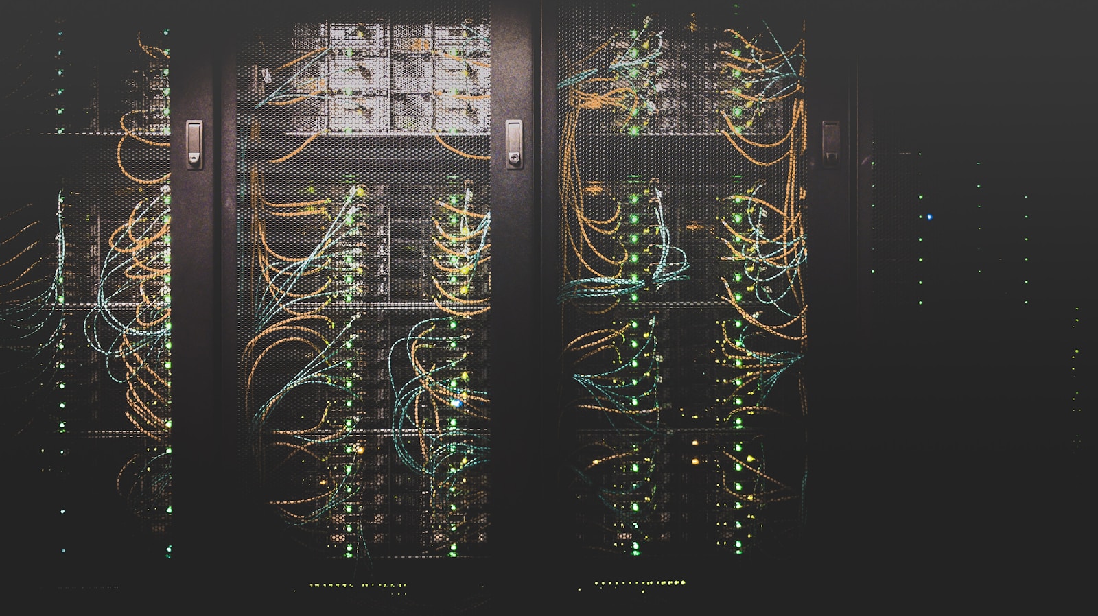 Corredor de datacenter com racks de servidores
