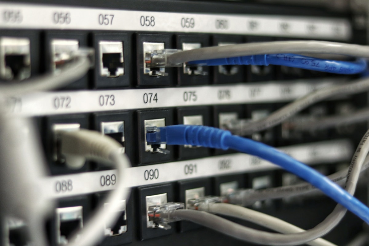 Racks de servidores em sala técnica